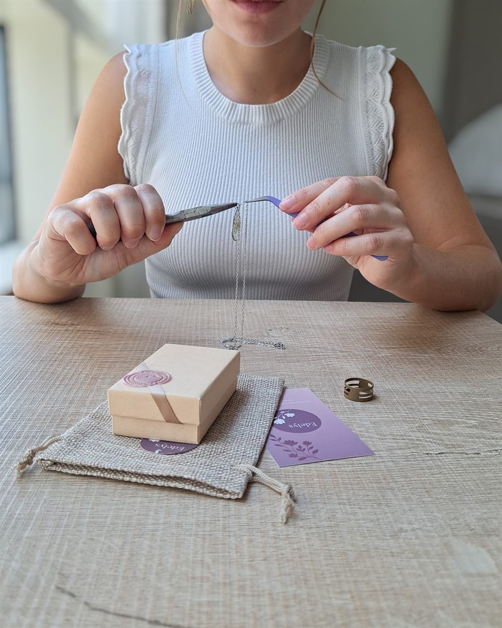 Léa, co-fondatrice de L'Artisanier, assemblant un collier